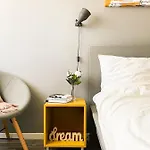 Sunlit Modern Apartment With Fast Wifi Self Check In Free Parking *