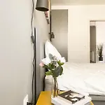 Sunlit Modern Apartment With Fast Wifi Self Check In Free Parking *