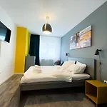 Sunlit Modern Apartment With Fast Wifi Self Check In Free Parking Appartement