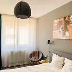 Sunlit Modern Apartment With Fast Wifi Self Check In Free Parking