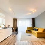 Sunlit Modern Apartment With Fast Wifi Self Check In Free Parking *