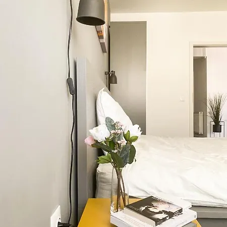 Sunlit Modern With Fast Wifi Self Check In Free Parking *