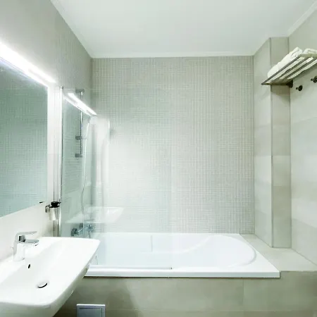 Apartment Sunlit Modern With Fast Wifi Self Check In Free Parking *