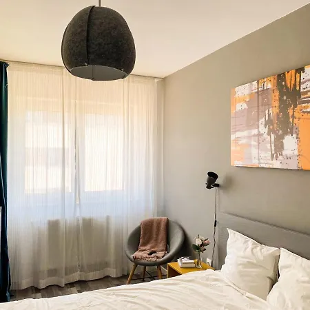 Sunlit Modern With Fast Wifi Self Check In Free Parking